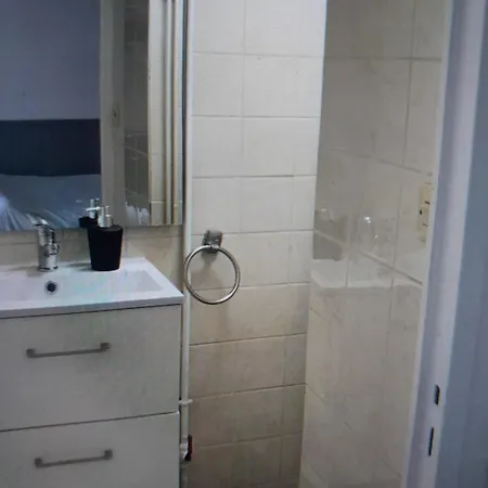 Centre, Meuble Et Equipe Apartment